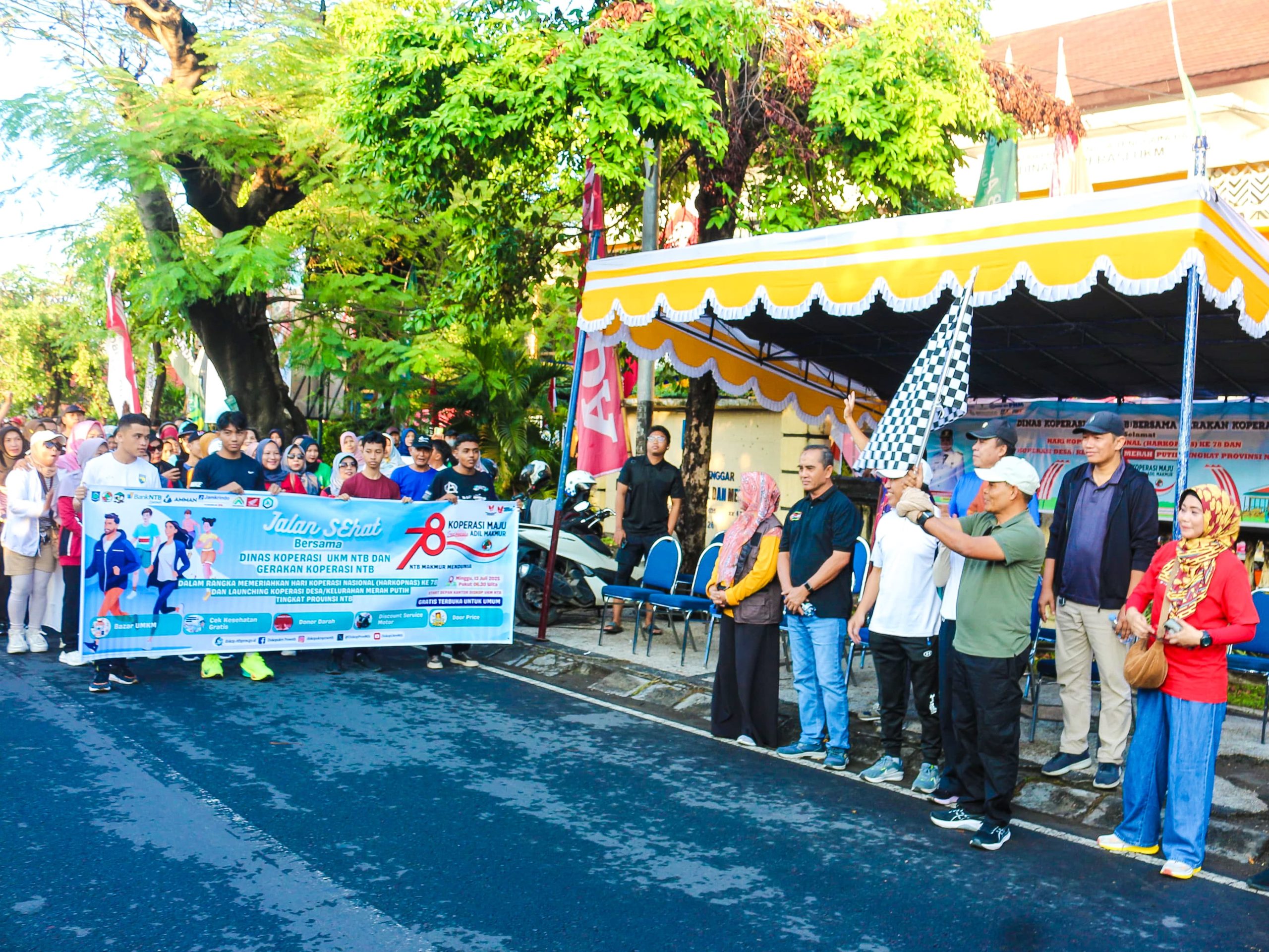 Hari Koperasi ke-78, Pemprov NTB Gelar Jalan Sehat dan Aksi Sosial